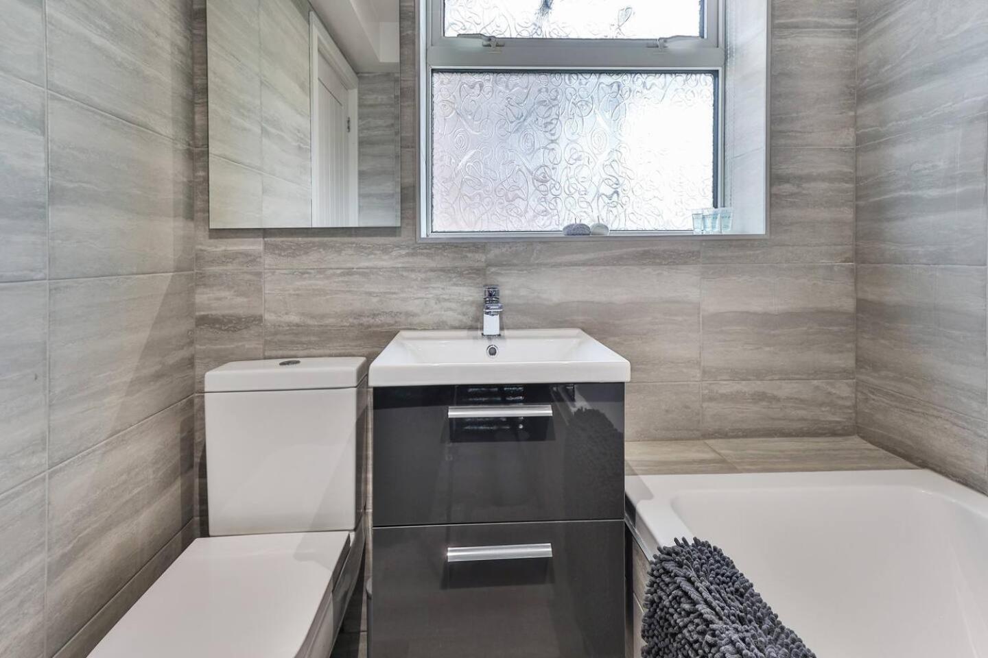 Newly Renovated 3 Bed 2 Bath Apartment & Parking Sheffield Eksteriør billede